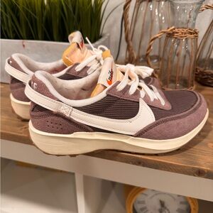 Nike waffle shoe
Worn once
Like new 
Mauve corduroy